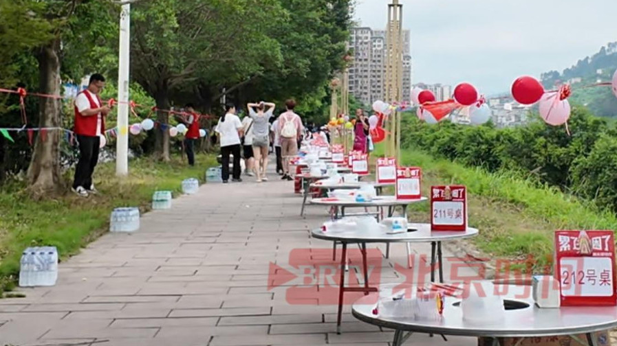 为了感谢救援队，榕江拿出了最高礼仪——280 桌长桌宴