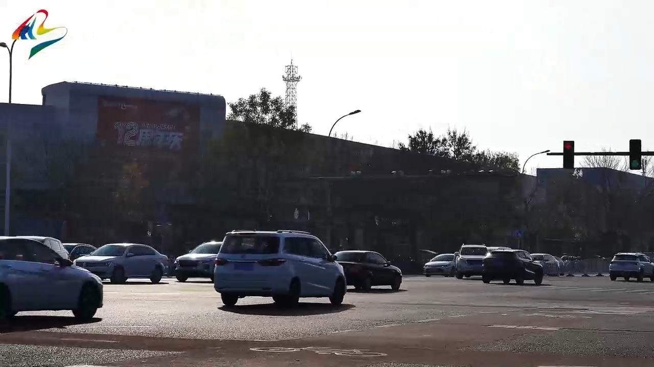 近日，针对早高峰货车闯禁行的违法行为，顺义交警精准查处