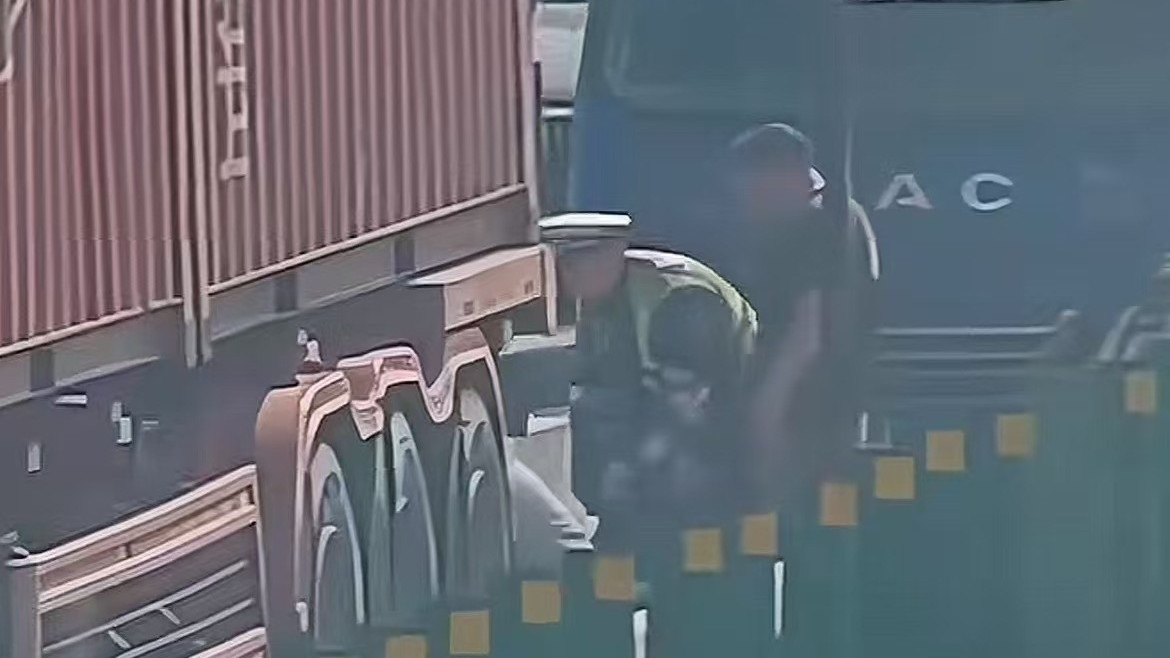 货车快车道抛锚警车拉不动路过司机主动帮忙