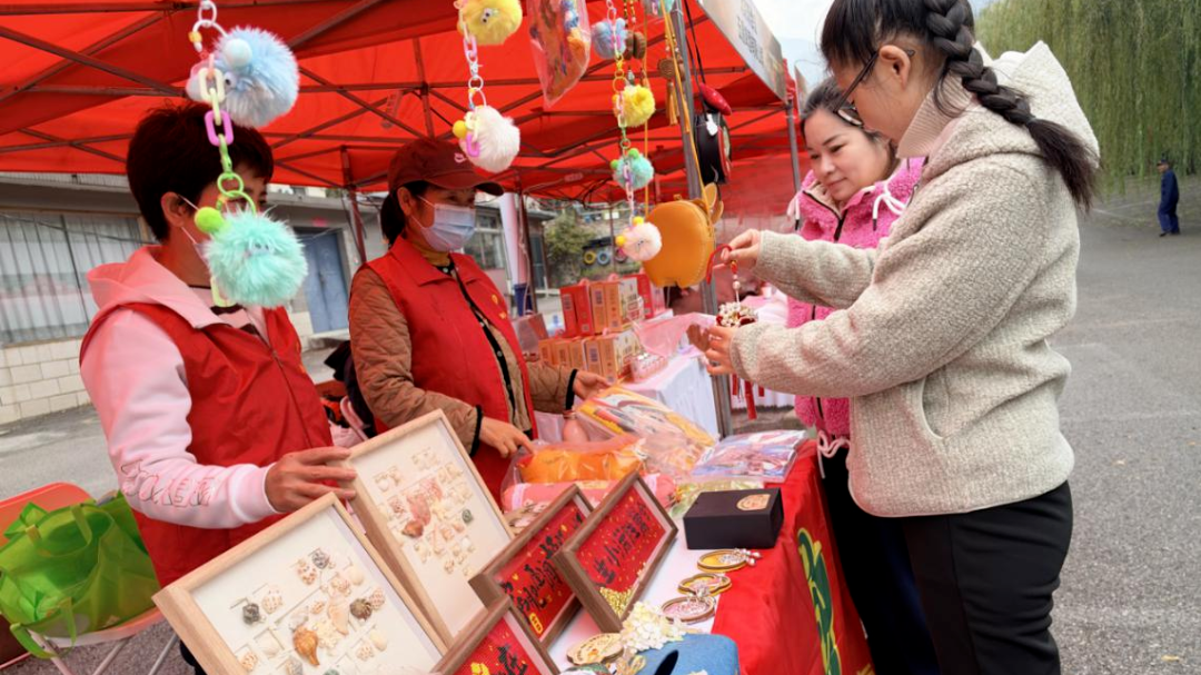 巧手展自强,爱心义卖亮相体育赛场 巧手展自强,爱心义卖亮相体育赛场