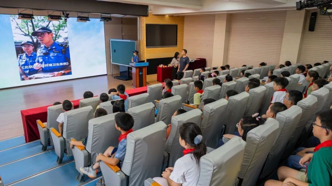 东城城管：开学第一课，普法进校园