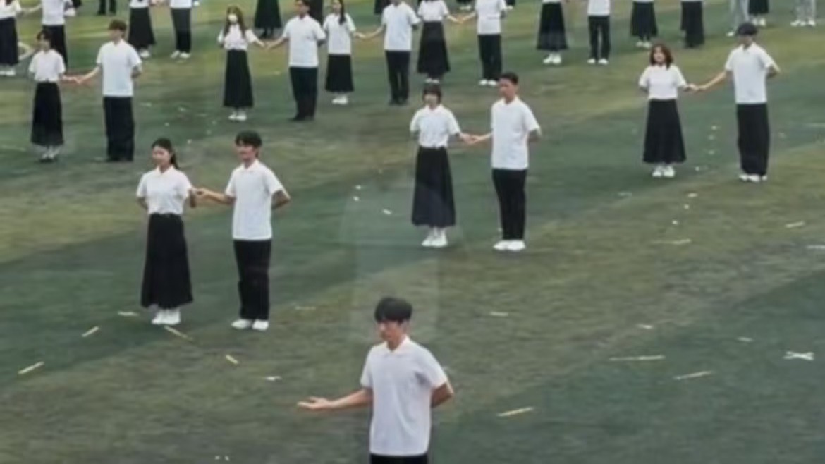 男同学独自跳双人舞 没有舞伴却更浪漫