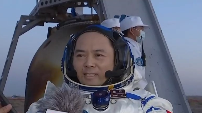 航天员张陆安全顺利出舱:一个人的星辰大海 一群人的赤胆忠心 航天员张陆安全顺利出舱:一个人的星辰大海 一群人的赤胆忠心