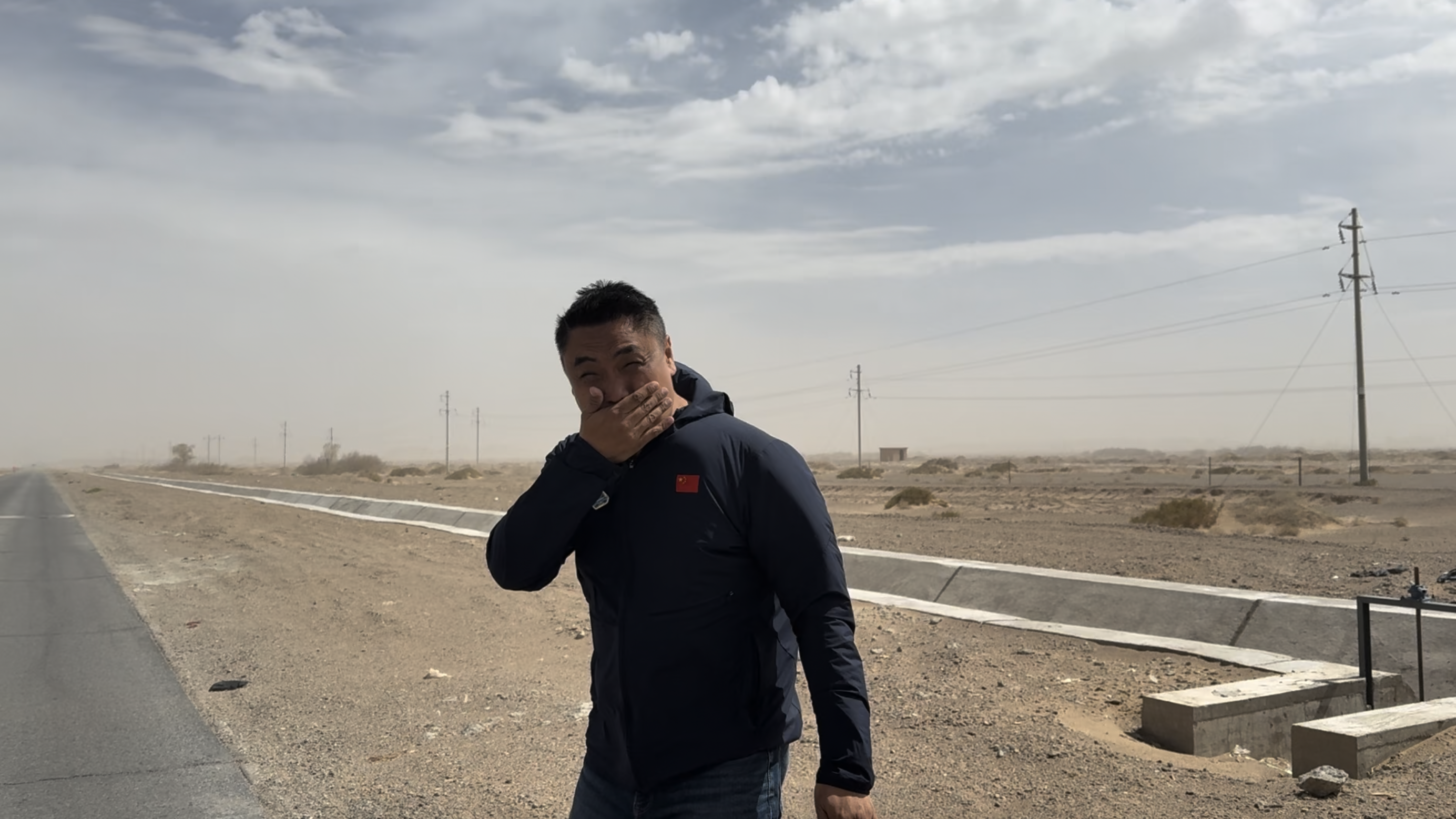 记者亲历东风着陆场附近的大风天气 吃了一嘴沙