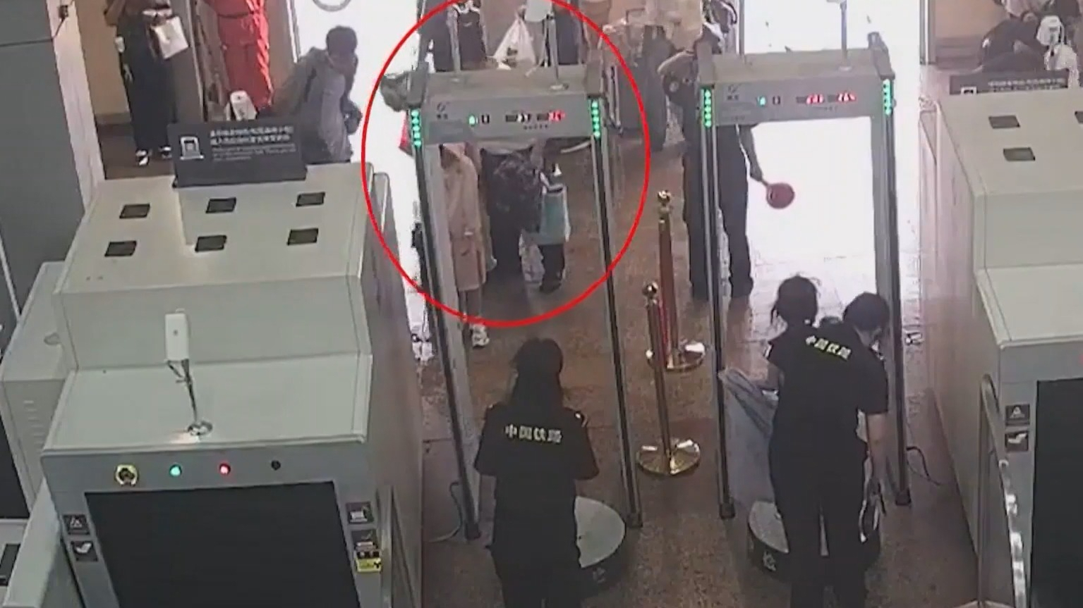 暑期出行谨防行李遗失 铁路民警帮助旅客找回遗失现金 暑期出行谨防行李遗失 铁路民警帮助旅客找回遗失现金