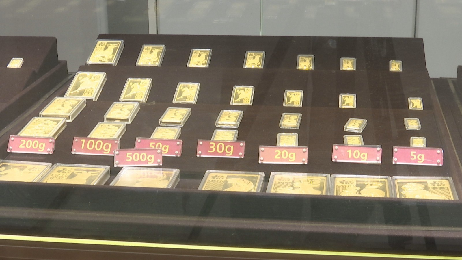 国际金价继续回调  国内金饰价格跌破千元