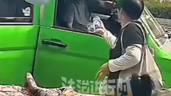 一卡车下来三人 在爱心驿站拿走18瓶水