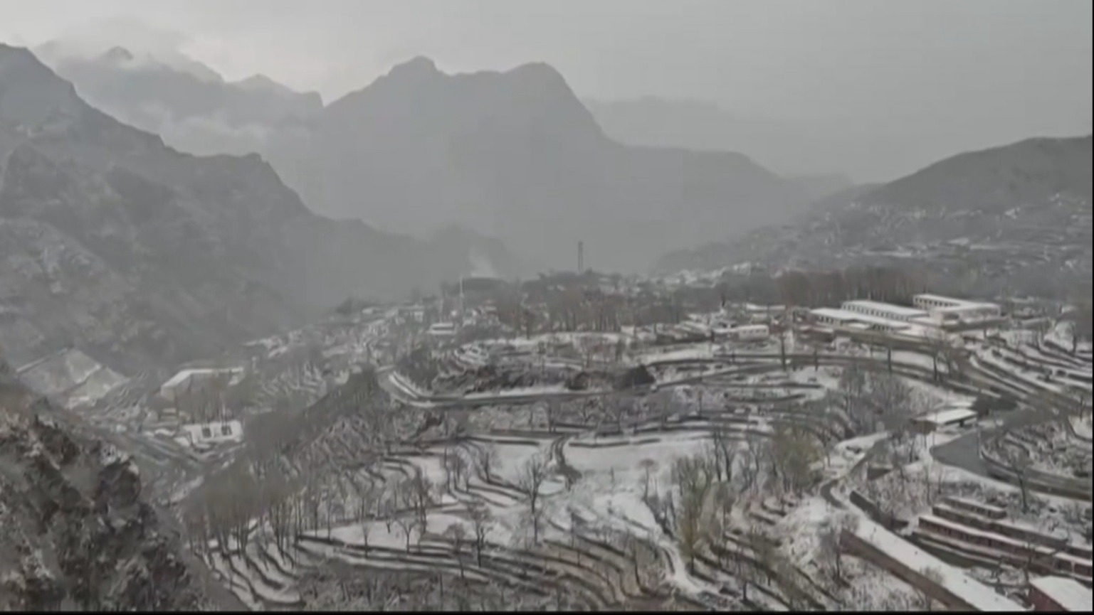 北京再迎降雪天气 京郊呈现迷人春雪景象 北京再迎降雪天气 京郊呈现迷人春雪景象