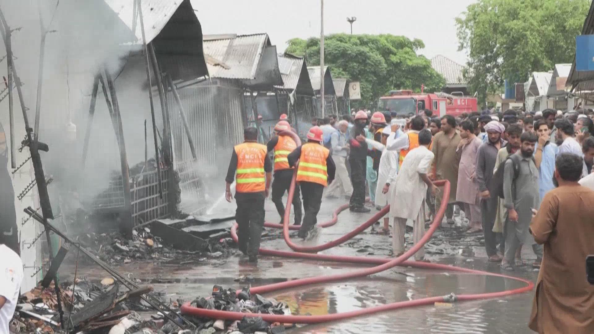 巴基斯坦首都最大集市发生火灾 数百家商铺被毁 巴基斯坦首都最大集市发生火灾 数百家商铺被毁