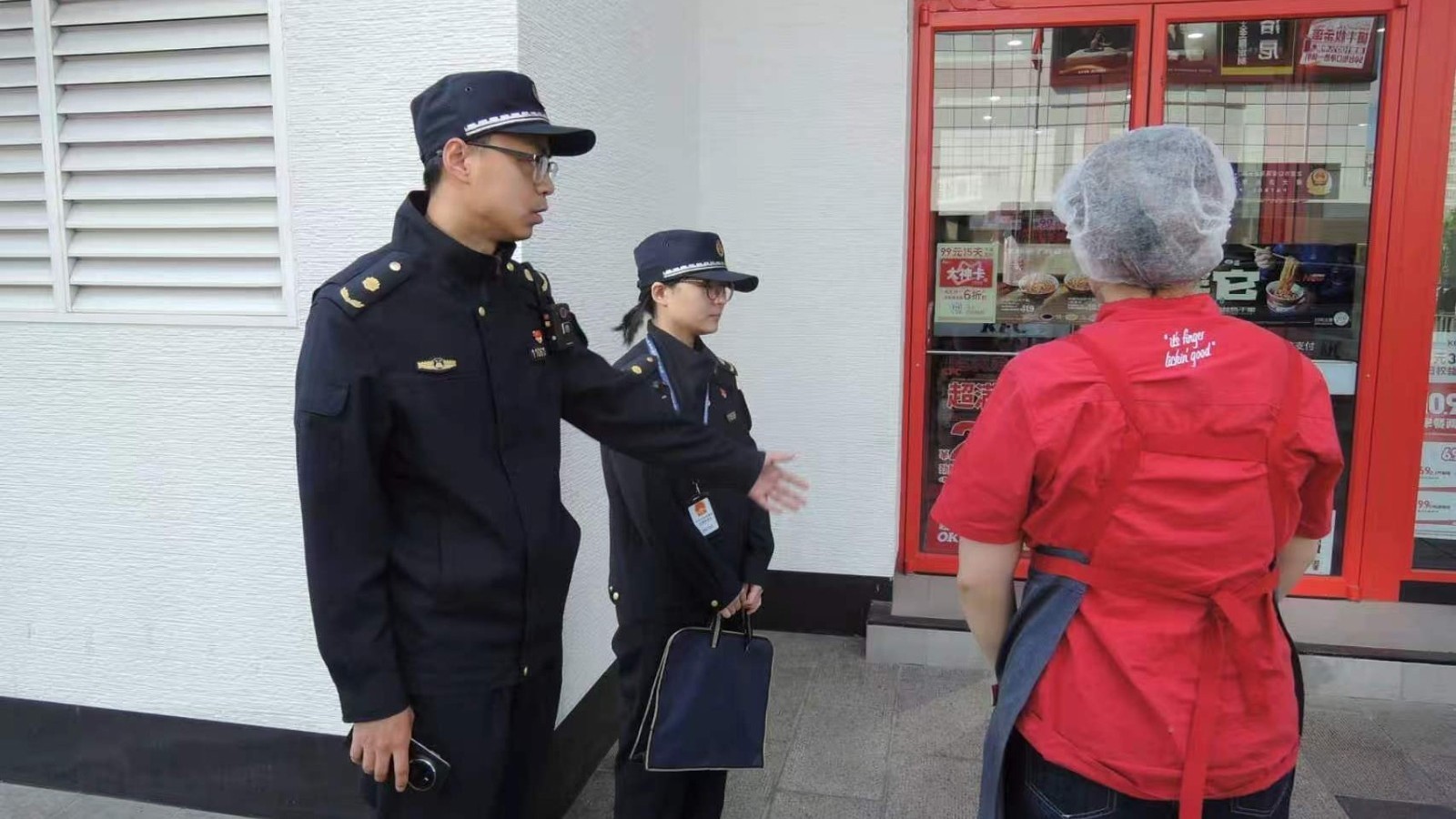 海淀城管节前开展商圈保障  筑牢五一消费“防护网”