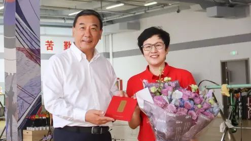 中国人民大学首封博士研究生录取通知书送达，她收到了！