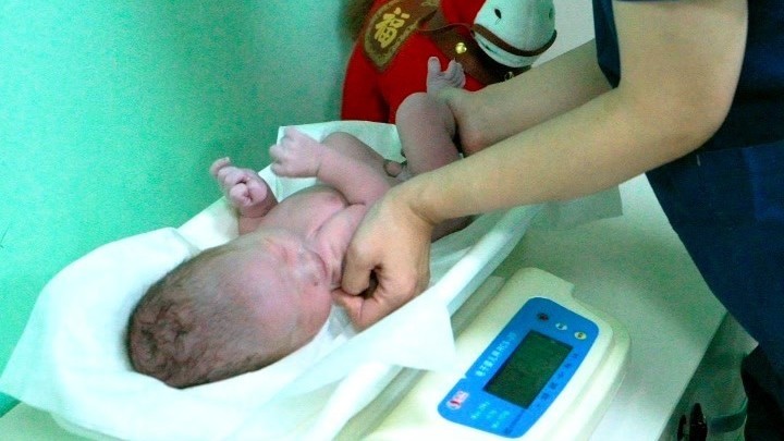 “马宝宝”报到，他叫“小初一”！妈妈也姓马