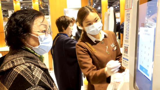 胖东来拒绝店内直播,“听泉鉴宝”陷入学历风波丨夹叙夹议 胖东来拒绝店内直播,“听泉鉴宝”陷入学历风波丨夹叙夹议