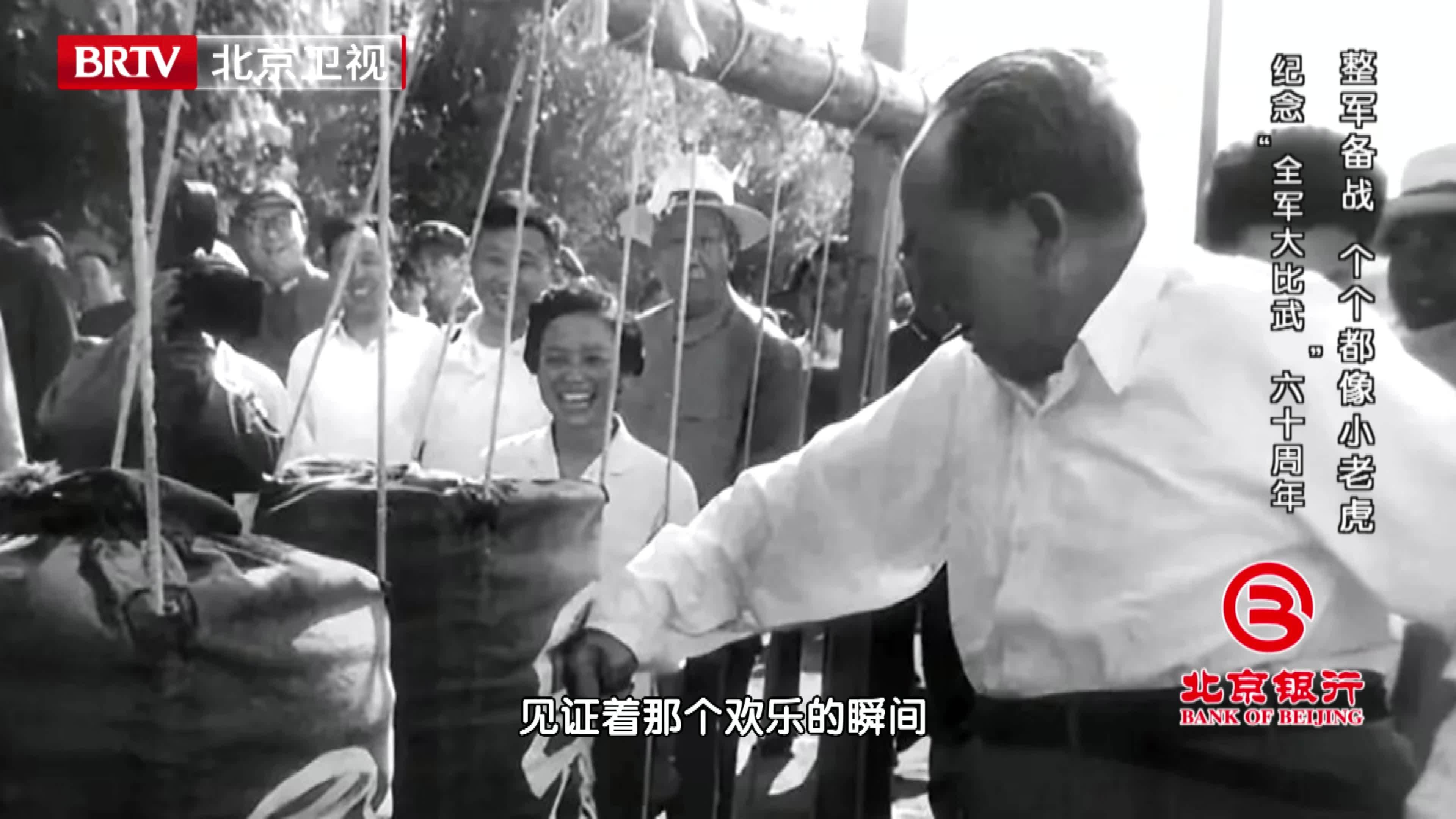 格斗场上，毛泽东击打沙袋，定格经典瞬间。