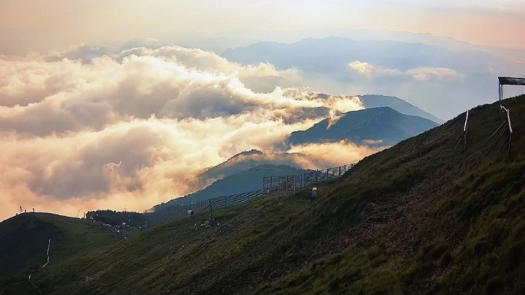 雨霁云生，云海如浪倾泻于延庆海陀群山之间