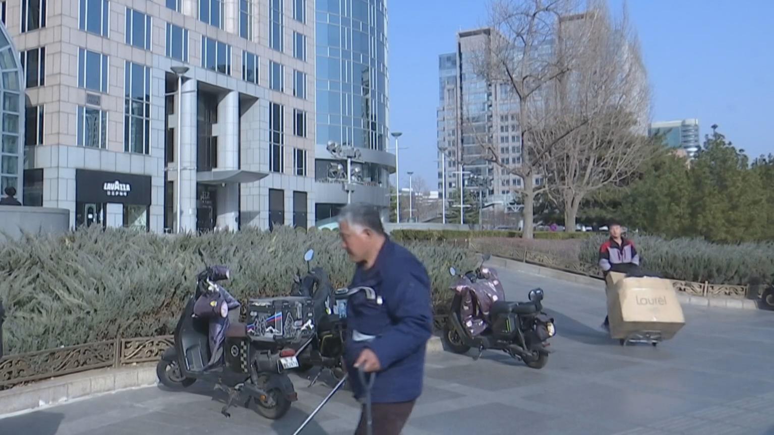 王府井快递小哥日行三万步 把北京年味寄向全国