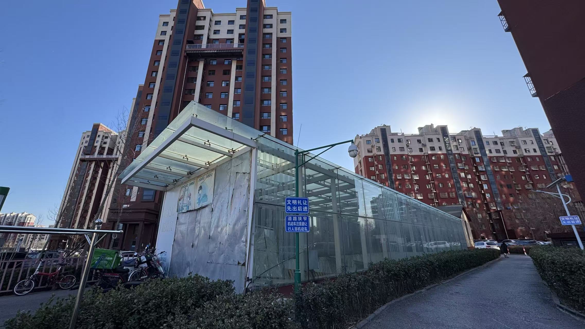 地库空置十多年,地面停车混乱,谁来为居民解忧? 地库空置十多年,地面停车混乱,谁来为居民解忧?