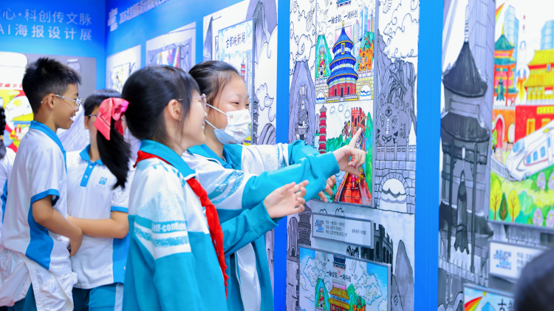 “设计润童心·科创传文脉”青少年AI海报设计展启幕