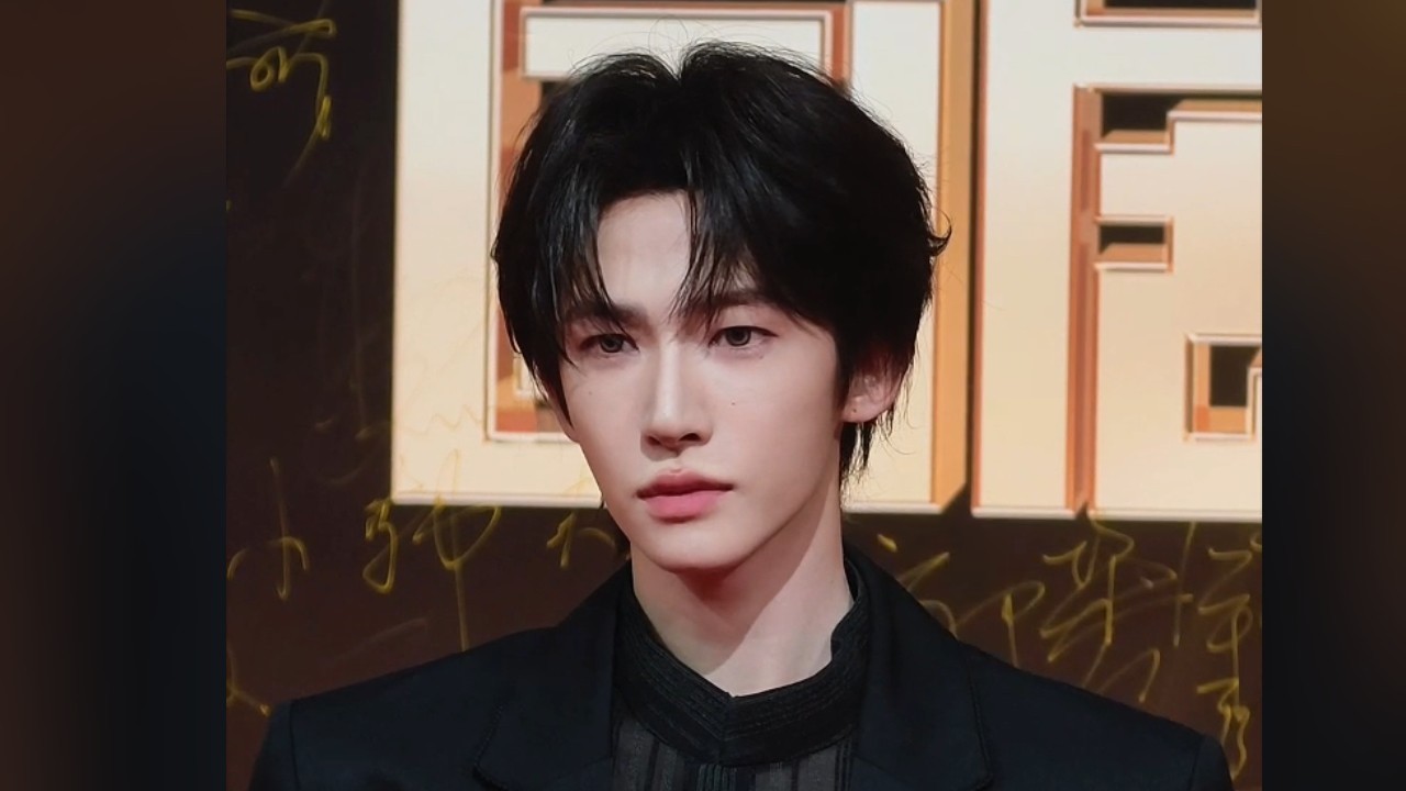 刘宇惊艳亮相2025国剧盛典红毯 双手还笔的小细节凸显优雅涵养 刘宇惊艳亮相2025国剧盛典红毯 双手还笔的小细节凸显优雅涵养