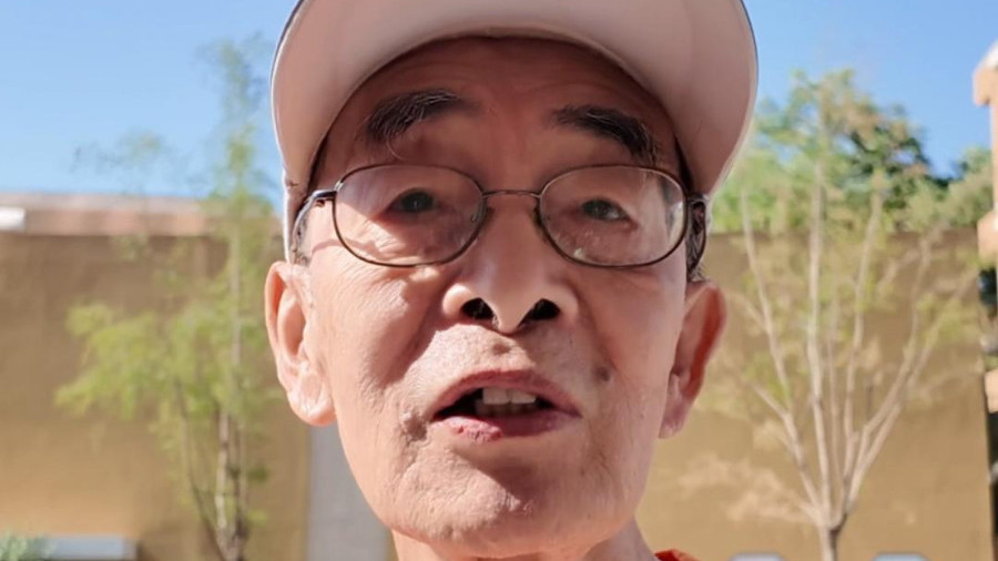 1963年参加高考的8旬老人，每年都会到高考考点看未来的祖国栋梁