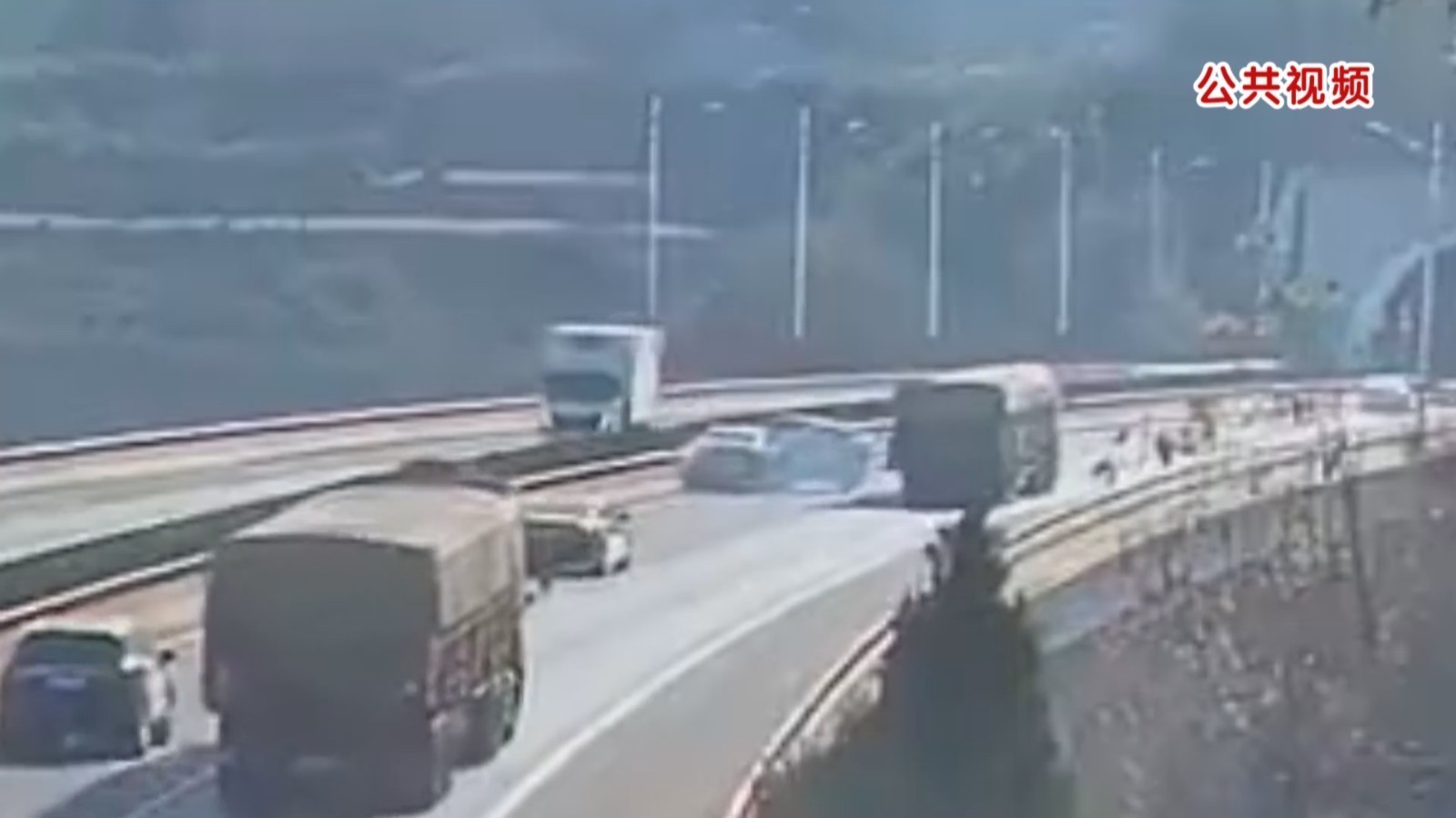 刚提新车 驾驶人变道酿事故 刚提新车 驾驶人变道酿事故