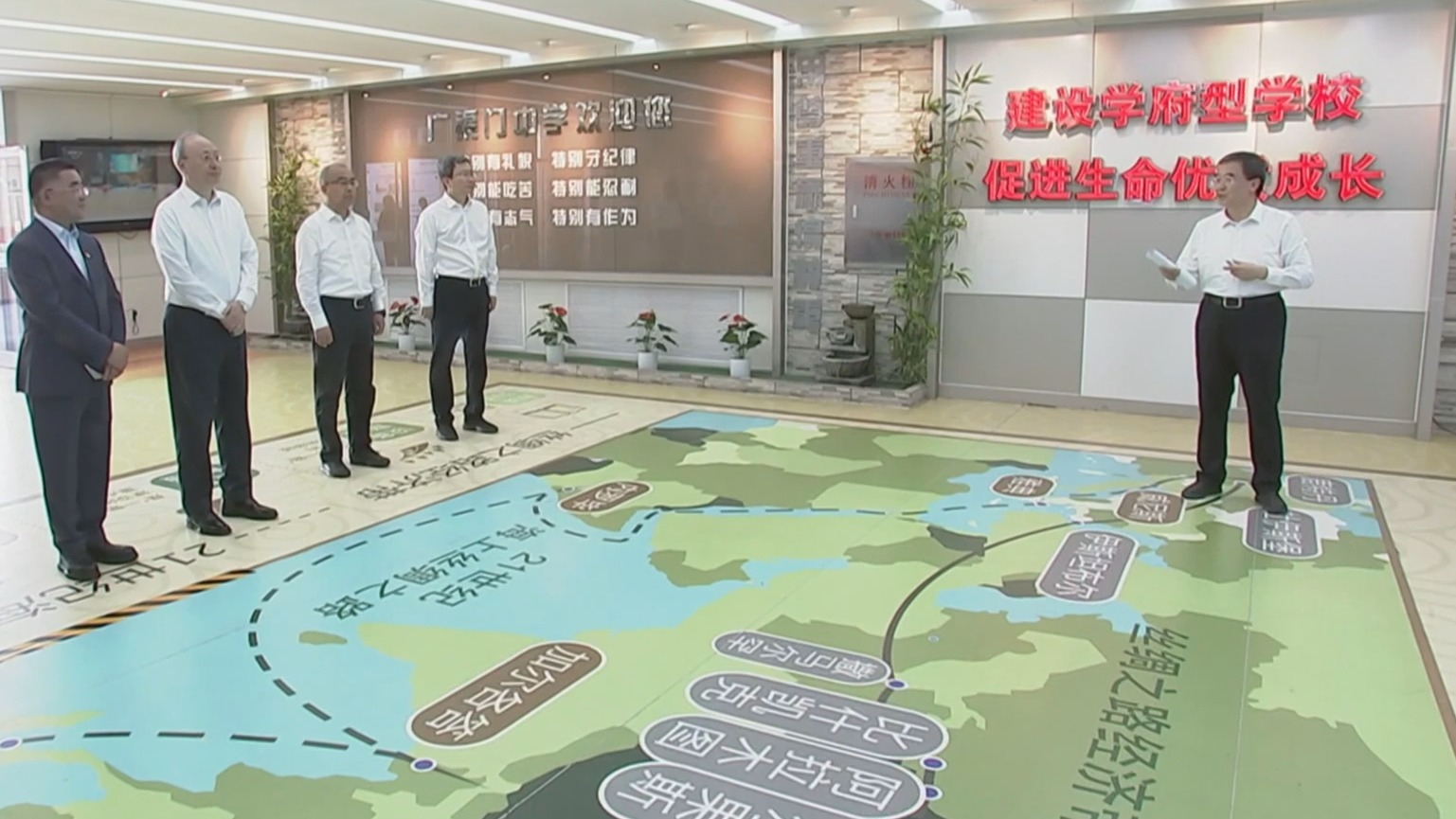 尹力到中小学和幼儿园调研时强调 树立“健康第一”教育理念 用心用情促进学生全面发展