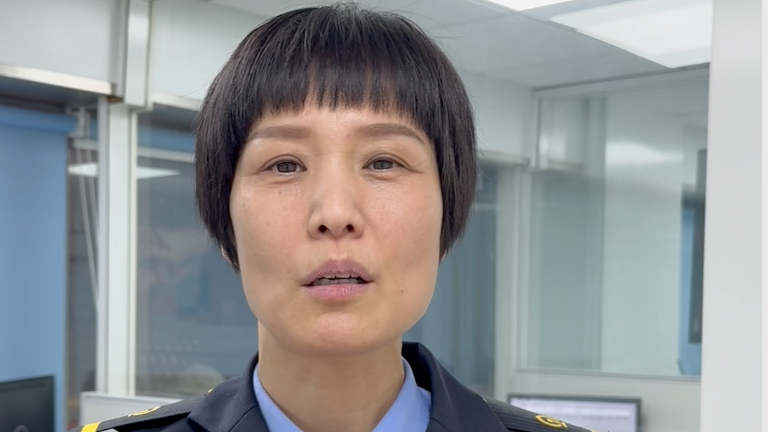 西站售票员回忆:20多年前的春运 满大厅都是排队买票的旅客 西站售票员回忆:20多年前的春运 满大厅都是排队买票的旅客