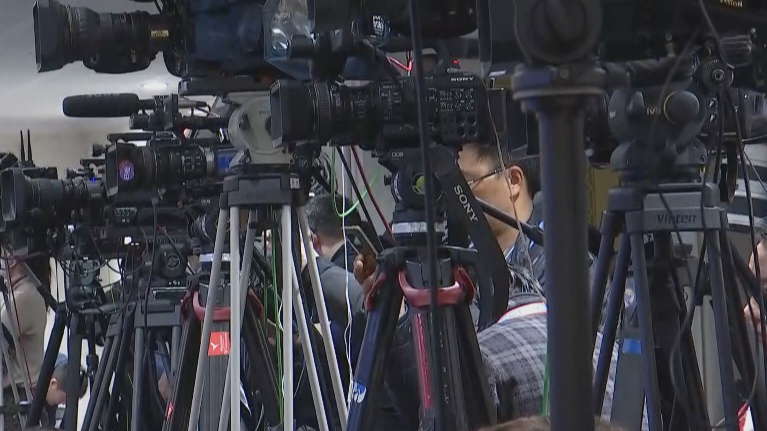 去年国内生产总值同比增长百分之五 首次突破130万亿元 去年国内生产总值同比增长百分之五 首次突破130万亿元