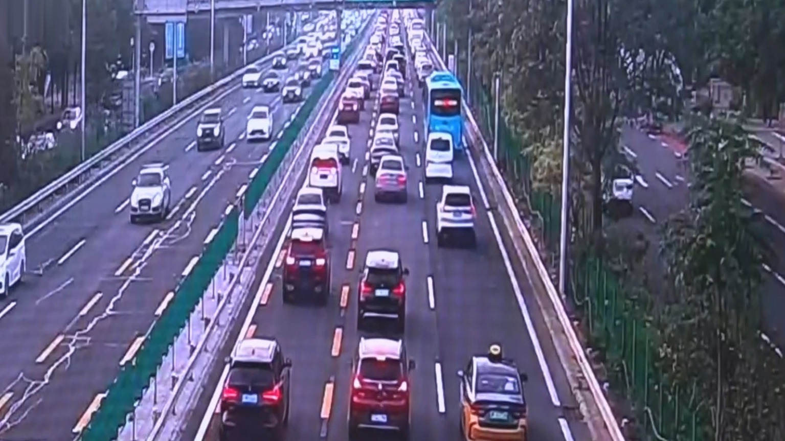 10月8日、9日两天有明显降雨 市民出行需谨慎驾驶 10月8日、9日两天有明显降雨 市民出行需谨慎驾驶