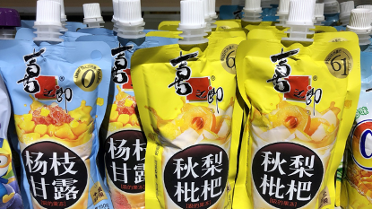 女子称网购喜之郎果冻吃出头发，商家回应：暂不接受第三方质询