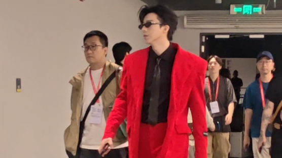 京东618夏日歌会后台 刘宇宁头戴墨镜 哼着小曲迎面走来