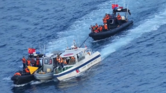 中国海警登检菲律宾船只画面公布 中国海警登检菲律宾船只画面公布