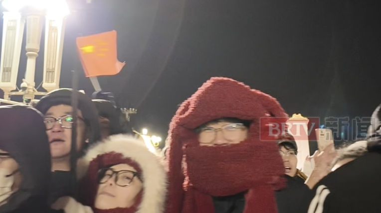 ​元旦凌晨天安门广场群众歌唱祖国，寒风中这份中国人独有的浪漫绝了