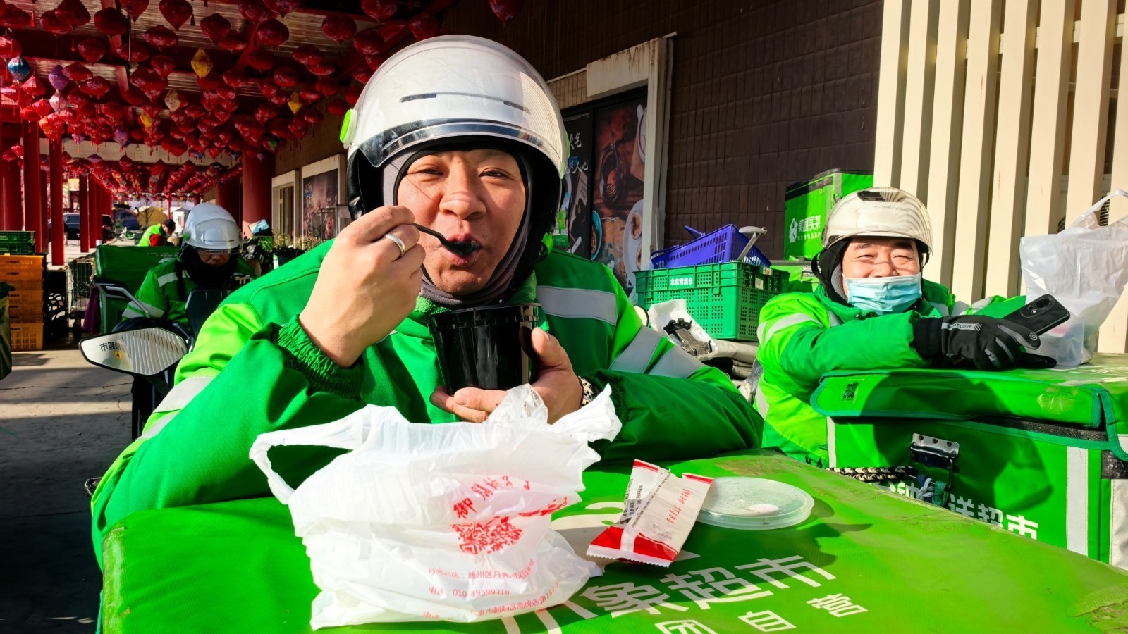 粥暖情更暖!腊八节,看新华人携手传递城市温情 粥暖情更暖!腊八节,看新华人携手传递城市温情
