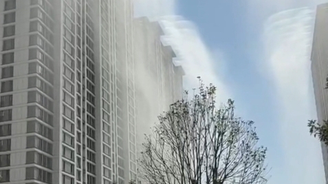 运城一小区开启“人工降雨”模式，如天降瀑布 解暑降温