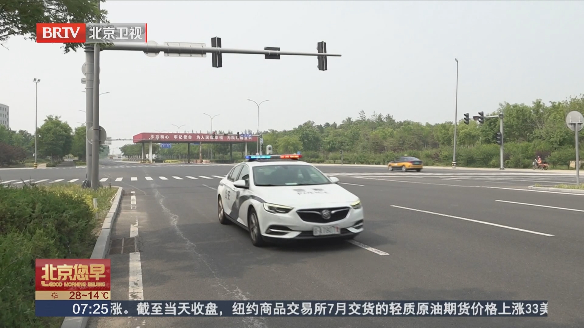 摩托违法穿行非机动车道 一查竟是无证驾驶