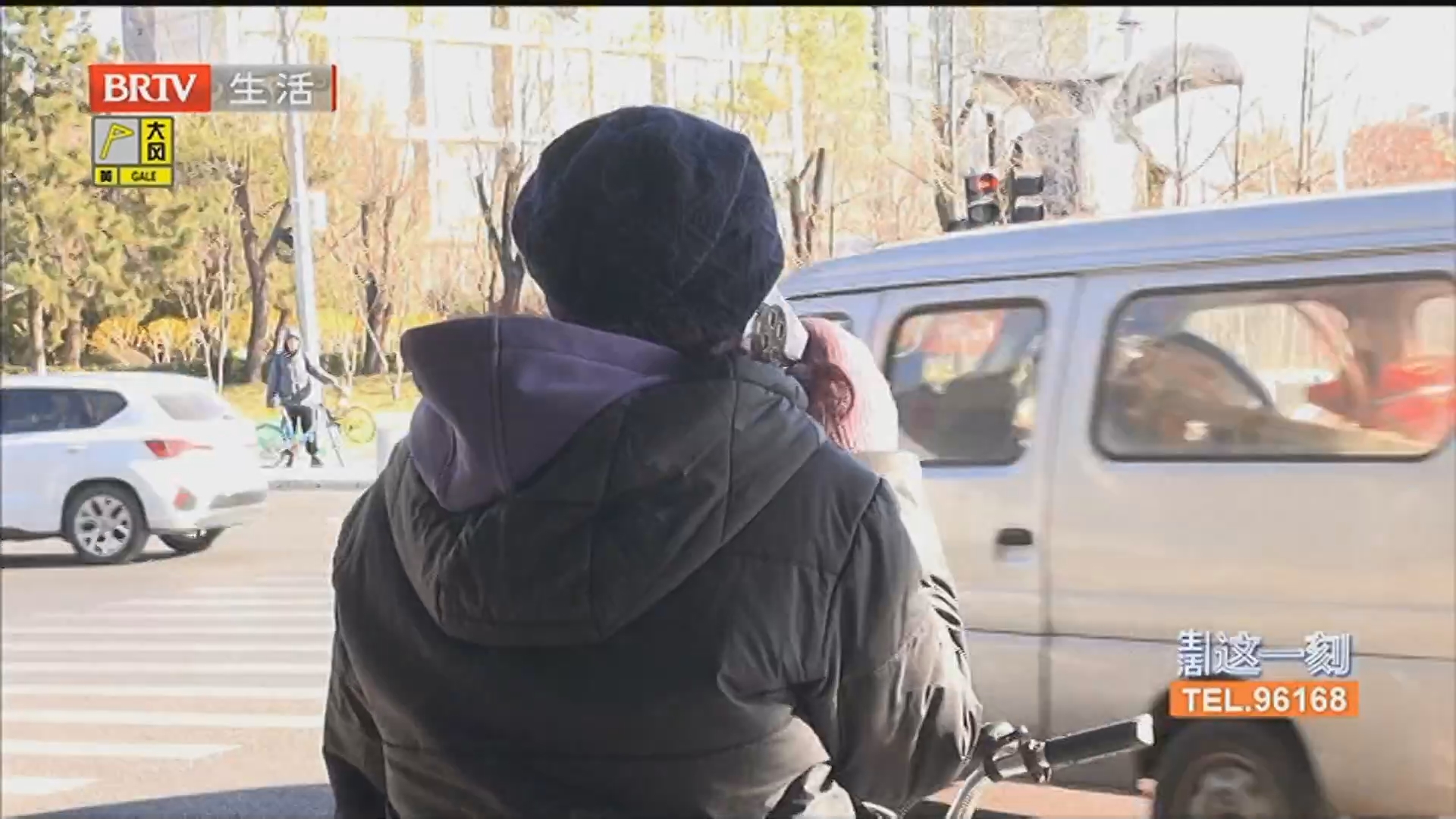 切勿分心驾驶!骑车玩手机当心事故 记者观察:您专心骑行了吗? 切勿分心驾驶!骑车玩手机当心事故 记者观察:您专心骑行了吗?