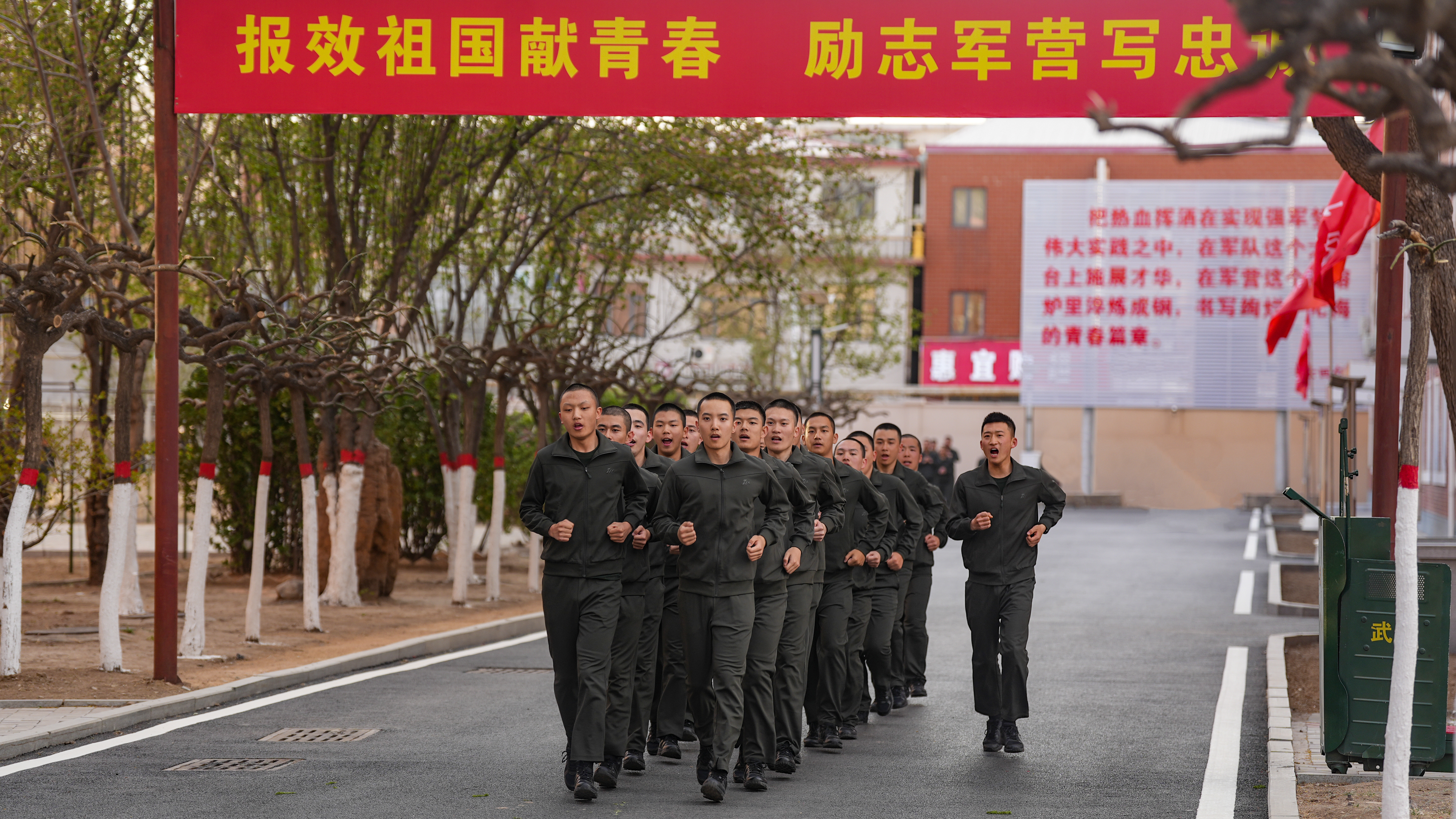 武警天津总队新兵团扎实开展基础体能训练 武警天津总队新兵团扎实开展基础体能训练