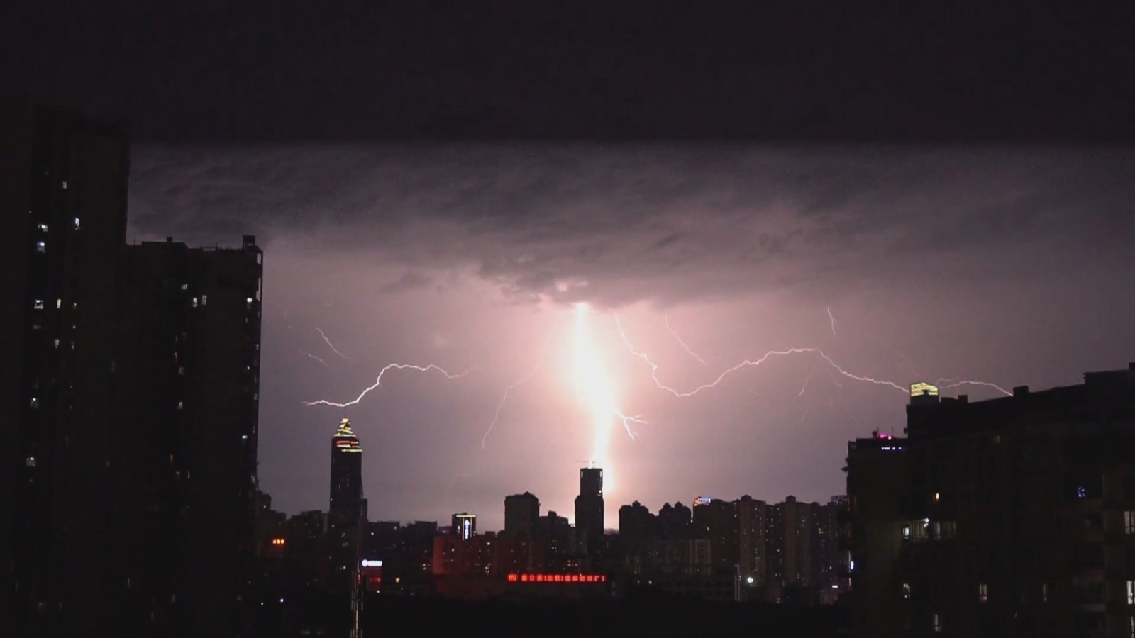 太吓人，6人爬山同时遭雷击！3人烧灼伤，4个耳膜穿孔