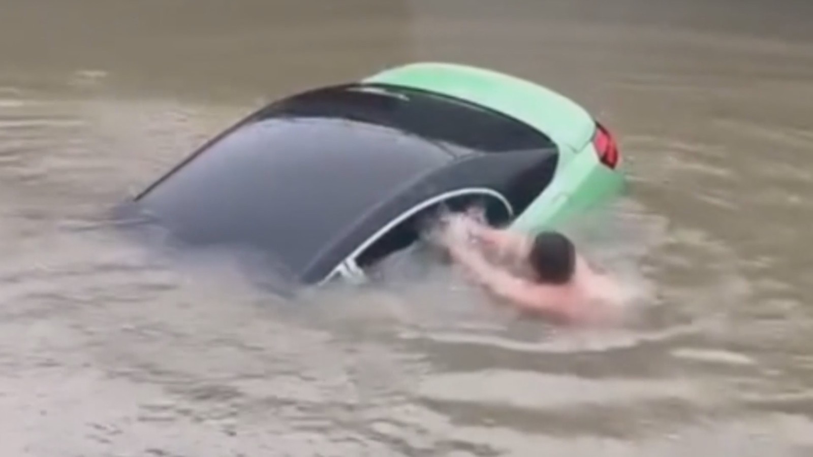 感动!女子遇洪水被困车内 小伙下水砸窗救人 感动!女子遇洪水被困车内 小伙下水砸窗救人