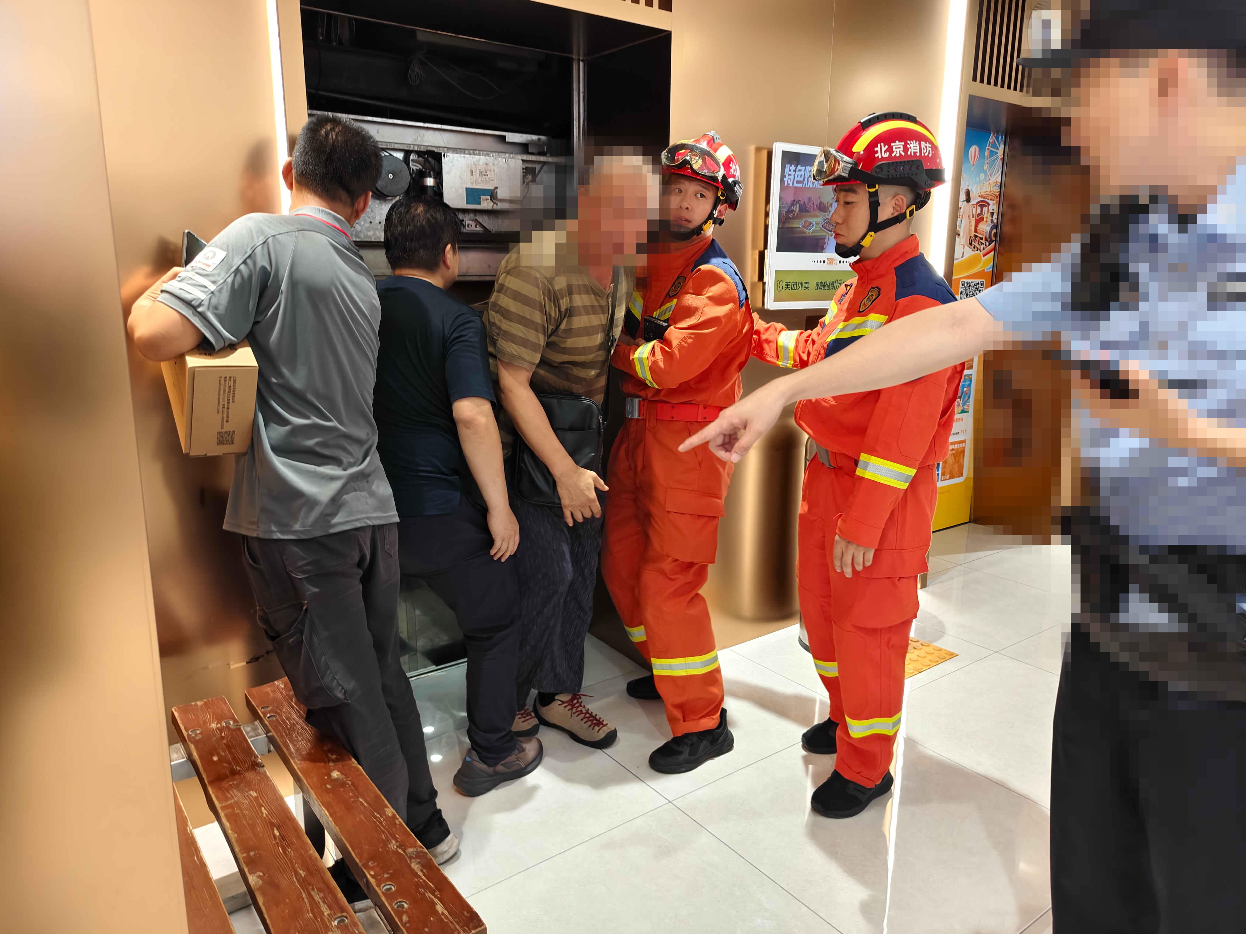 东城新世界商场电梯困人，消防成功施救，乘梯安全提示请查收