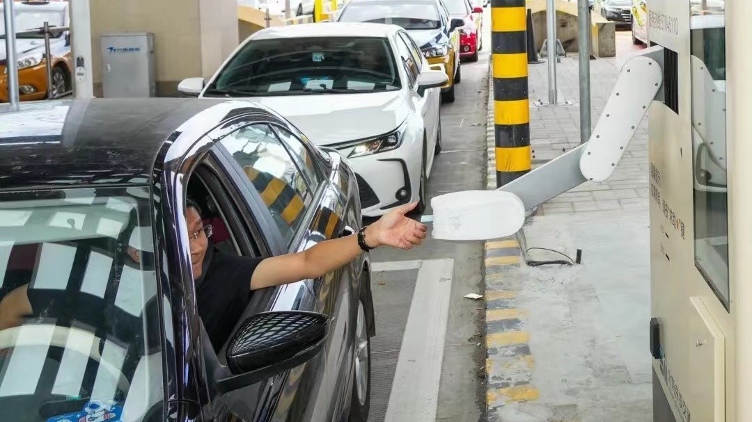 大兴这条高速收费员全是机器人? 大兴这条高速收费员全是机器人?