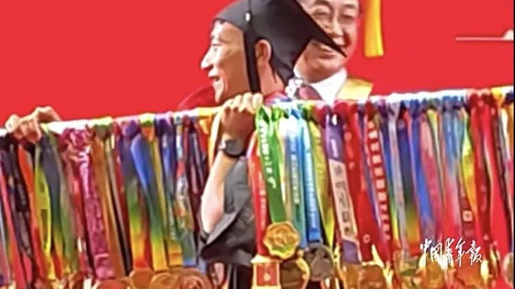 用扁担挑70枚奖牌参加典礼!这名毕业生火了 用扁担挑70枚奖牌参加典礼!这名毕业生火了