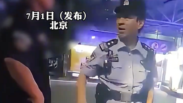 小区保安与外卖员发生争执，北京一民警现场调解