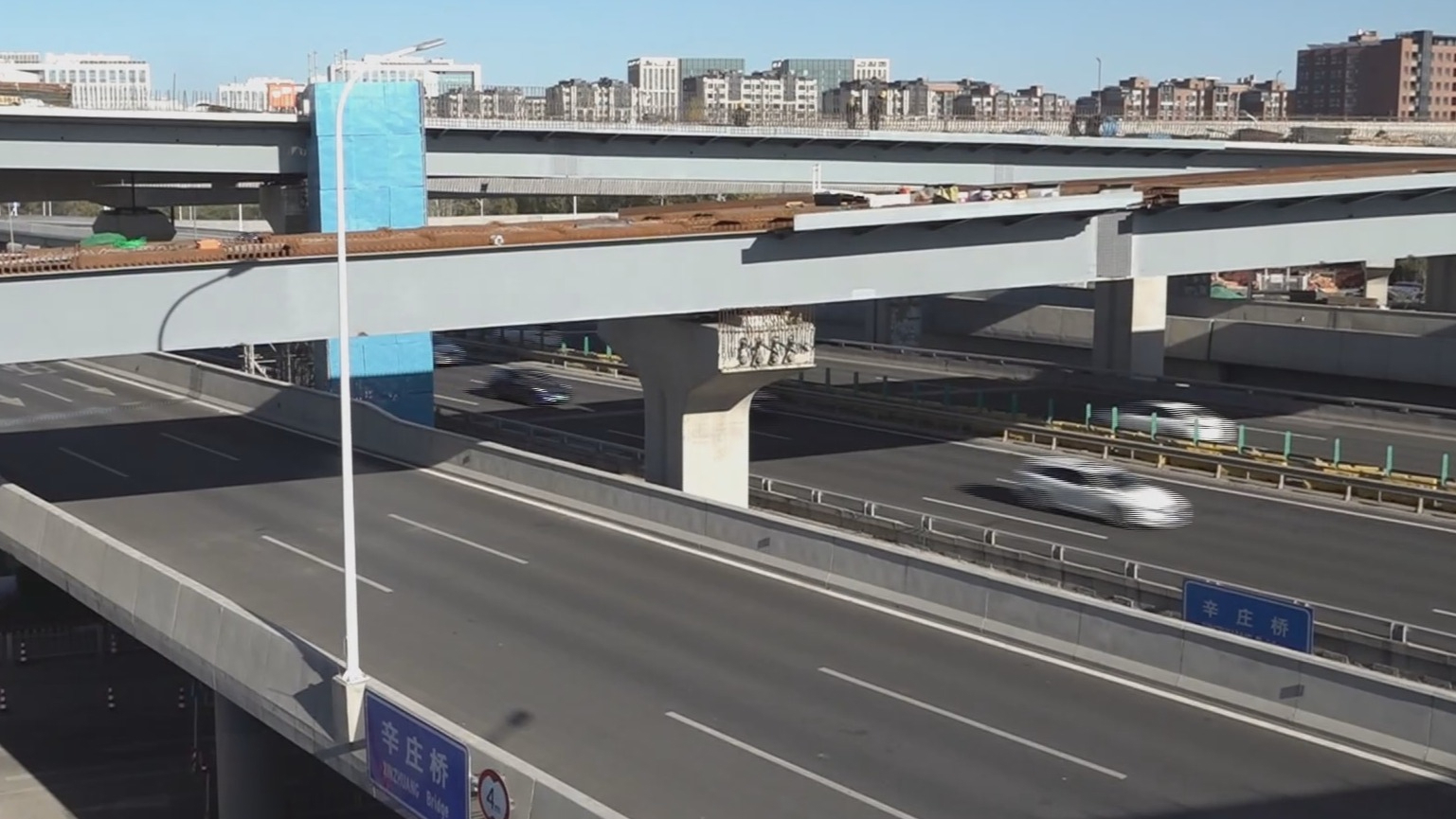 北清路跨京藏立交吊装完成 预计年底主体结构基本完工