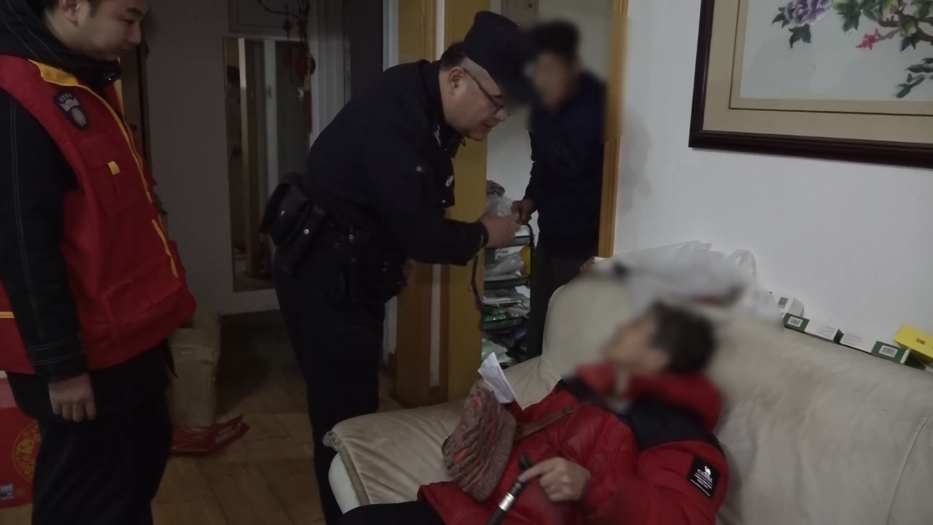 84岁老人外出吃饭迷路  民警护送回家