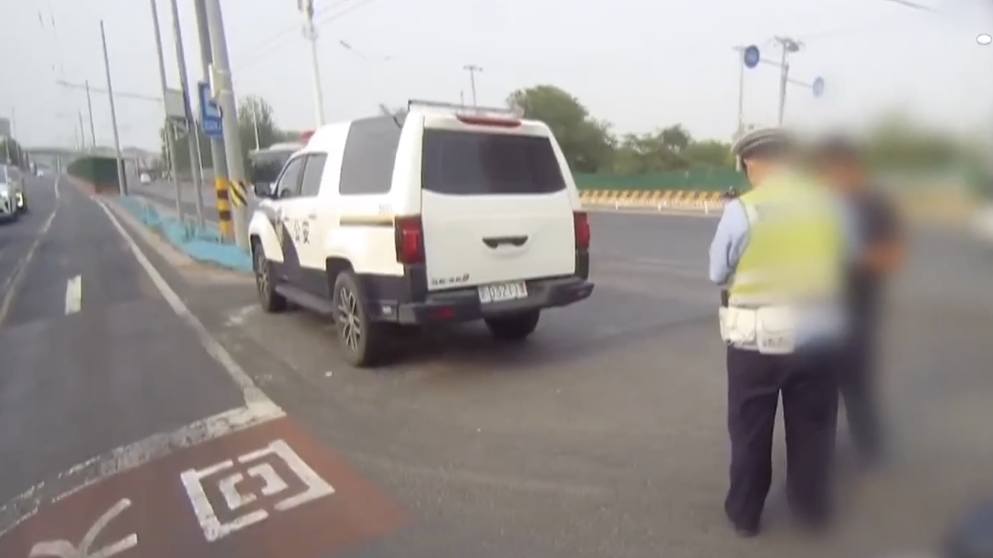 两名摩托车骑手遮挡号牌，见到北京交警时声称：这是一桩奇遇！