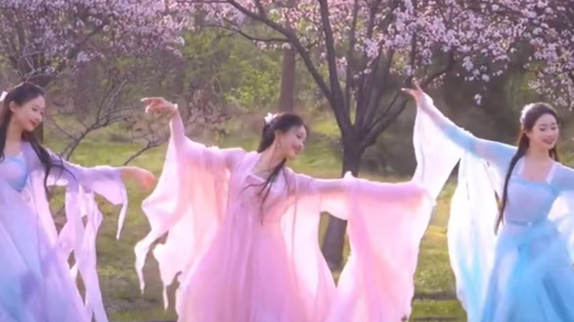 花仙子桃花树下翩翩起舞