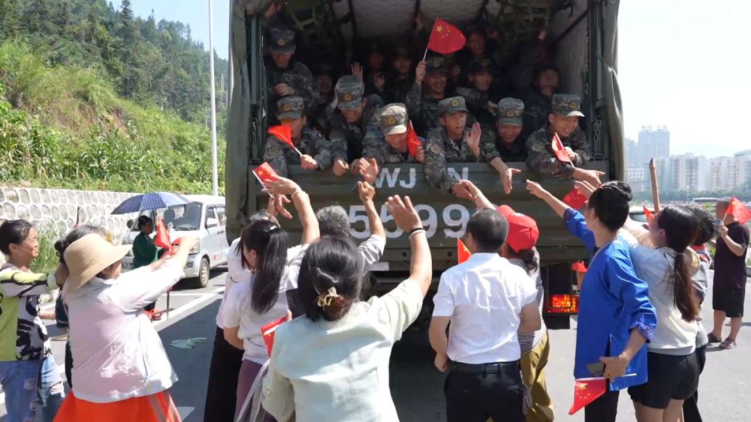 榕江百姓泪别“亲人”!武警贵州总队官兵完成抗洪抢险任务撤离 榕江百姓泪别“亲人”!武警贵州总队官兵完成抗洪抢险任务撤离