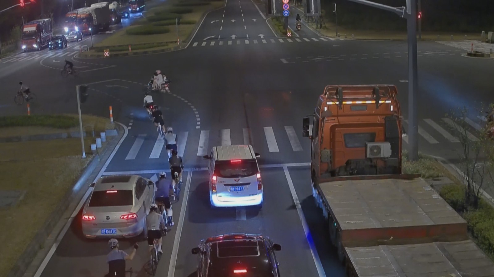 “夜骑”闯红灯酿事故,骑车人负全责! “夜骑”闯红灯酿事故,骑车人负全责!